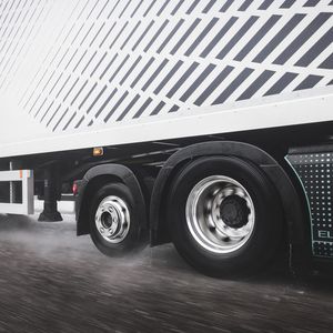 Mit der dritten Liftachse erreicht Volvo Trucks eine bessere Gewichtsverteilung mit schweren Aufliegern.(Bild:  Volvo Trucks)