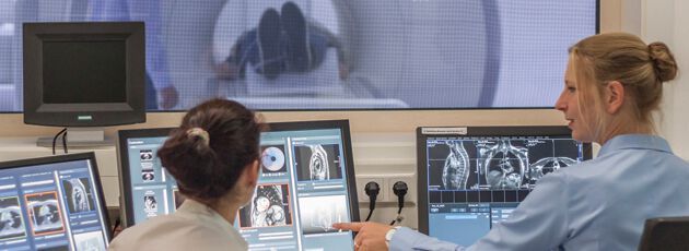 Die am Fraunhofer MEVIS entwickelte Software erkennt in den Echtzeit-MRT-Daten automatisch die Atem- und Kontraktionsphasen des Herzens, ohne auf EKG-Informationen angewiesen zu sein. Mediziner können so Herzpatienten schneller und einfacher untersuchen. Die am Fraunhofer MEVIS entwickelte Software erkennt in den Echtzeit-MRT-Daten automatisch die Atem- und Kontraktionsphasen des Herzens, ohne auf EKG-Informationen angewiesen zu sein. Mediziner können so Herzpatienten schneller und einfacher untersuchen.