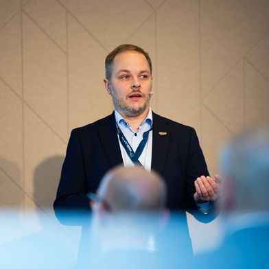 Jussi Järvinen during his talk at European Defence Supply Hamburg (Source: Tobi Giessen)