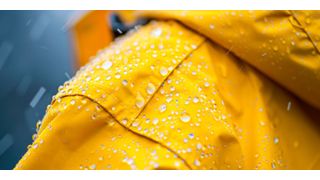 Aufgrund ihrer u.a. wasserabweisenden Eigenschaften enthält Outdoorbekleidung häufig per- und polyfluorierte Alkylsubstanzen (PFAS) (Bild: Vii - stock.adobe.com / KI-generiert)