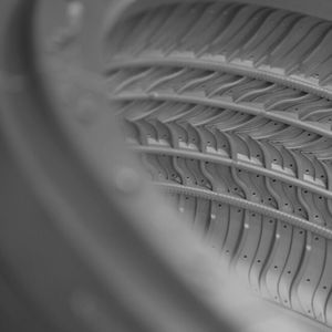 Damit der Reifen perfekt wird, muss die Form bereits perfekt sein. Das setzt eine hochpräzise Bearbeitung voraus.(Bild:  Grob-Werke GmbH & Co. KG)