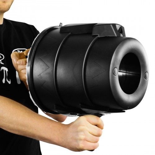 Damit sorgen Sie garantiert für Aufregung im Büro! Verwirbeln Sie die Haare oder auch den Papierstapel Ihrer Arbeitskollegen. Mit der Airzooka können Sie aus bis zu 15 Metern Entfernung spontanes Chaos anrichten – einfach zielen, spannen und loslassen. Die Luftkanone gibt es für 21,90 Euro bei arktis.de (Bildquelle: Arktis)