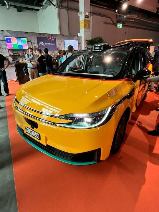 Das auf dem AWS Summit in Zürich gezeigte autonome Fahrzeug von PostAuto ist Teil des AmiGo-Pilotprojekts für bedarfsgesteuerten öffentlichen Nahverkehr.(Bild:  Elke Witmer-Goßner / Vogel IT-Medien)
