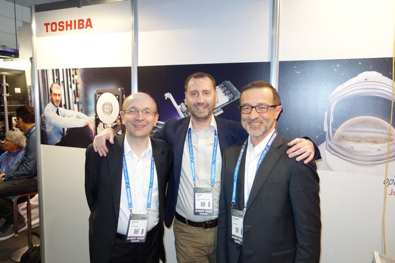 Ein eingespieltes Team (v. l.) Janusz Bak, open-E, Tony Matt, Toshiba, und Krzysztof Franek, open-E. (Bild: IT-BUSINESS)