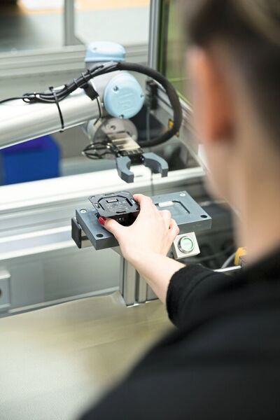 Die Werkzeugschnittstellen der Roboter lassen sich nach Bedarf flexibel mit unterschiedlichen Werkzeugen wie etwa Schraubern, Greifern, Schweissgeräten oder Sensoren jeder Art bestücken und sind somit für verschiedenste Aufgaben einsetzbar.  (Universal Robots)