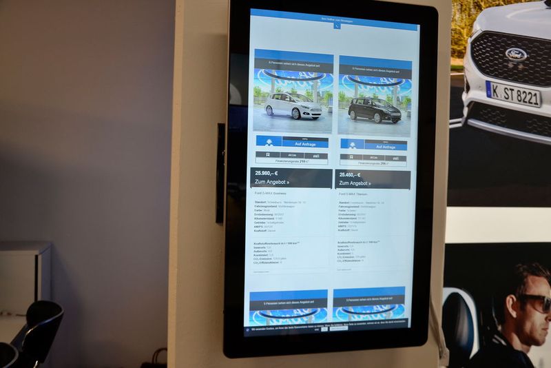 Der virtuelle Store ist EDV-technisch keine Insellösung, die Systeme sind an den Verkäuferarbeitsplatz der Hessengarage Salesflow angebunden. (Bild: Mauritz/»kfz-betrieb«)