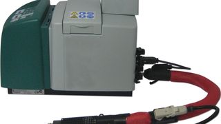 Die Hillesheim GmbH hat sich auf die Entwicklung und Produktion von flexiblen, elektrischen Begleitheiz-Systemen für fast alle bekannten Anwendungen in der Industrie-, Pharma-, Chemie-, Klebe- und Analysetechnik spezialisiert. Darunter auch pfiffig konzipierte Heizschläuche, die Klebeverbindungen prozesssicherer machen. (Bild: Hillesheim)