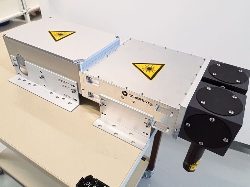 Der Laserprozess beim innovativen Verfahren SmartCleave arbeitet mit einem Sub-System, das aus dem  Ultrakurzpulslaser HyperRapid NX, einem Scanner und einer Fokussieroptik besteht. (Coherent)