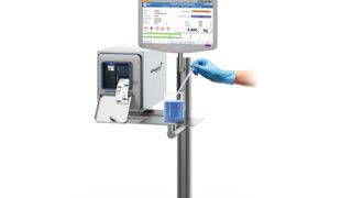 Die Arbeitsstationen bestehen aus einem soliden Stativ und einem leistungsstarken, hygienegerechten Touch-IPC mit integriertem Wägeterminal.  (Bild: Höfelmeyer)