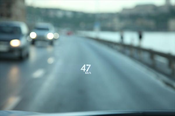 Das Head-up Display projiziert weiß leuchtende Anzeigen direkt in Blickrichtung des Fahrers. Fahrzeuginformationen wie die Fahrgeschwindigkeit werden hier ebenso angezeigt wie Abbiege-Informationen des Navigationssystems oder Warnhinweise des Pre-Crash-Safety-Systems. (Archiv: Vogel Business Media)