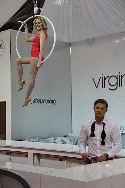 Virgin Atlantic Cargo ließ die Damen über den Tischen tanzen und erntete dafür viel Beifall von den Besuchern. (Archiv: Vogel Business Media)