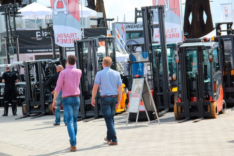 Bei bestem Wetter nehmen die Besucher die Ausstellungsstücke in Augenschein. (Bild: Hofmann)