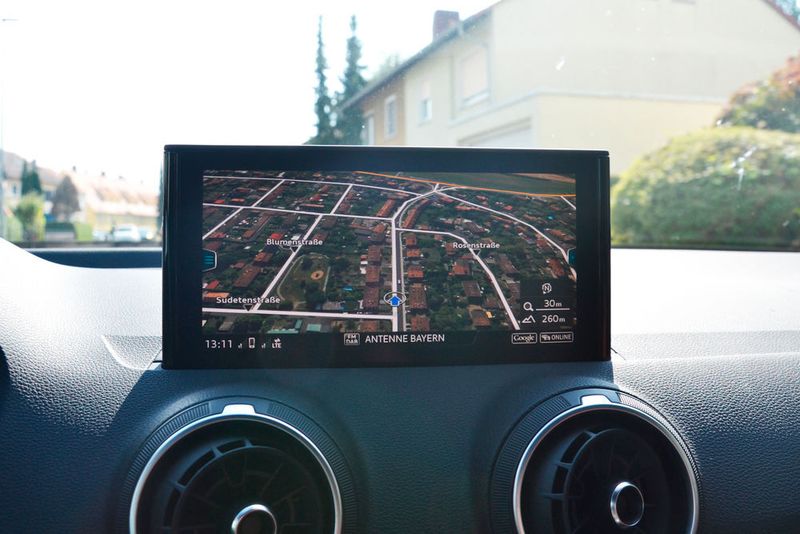 Apropos Fahrer: Der war von der Google-Earth-Darstellung des Navigationssystems äußerst positiv beeindruckt.  (Michel/»kfz-betrieb«)