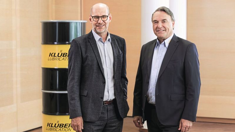 Claus Langgartner (rechts), Executive Vice President Sales & Marketing und Sprecher des Vorstands (CEO) von Klüber Lubrication, ist zum 31. Dezember 2023 in den Ruhestand eingetreten. Wolfgang Sammer (links) hat seine Aufgaben zum 1. Januar 2024 übernommen.(Bild:  pfeifer@erfolgsphoto.de)