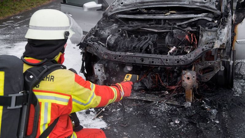 Was war die Brandursache? Ein technischer Defekt im Fahrzeug kann ausreichen, damit der Händler in der Beweispflicht steht – mit weitreichenden Folgen.(Bild: ©  benjaminnolte - stock.adobe.com)