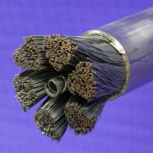 Jacketed cable for ITER's toroidal field conductor: superconducting and non-superconducting strands surround a central channel for helium (Bildquelle: ITER Organization)