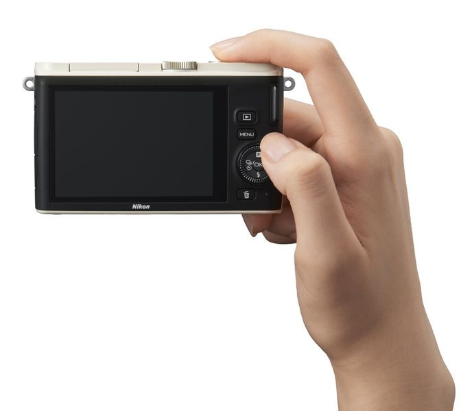 Handlich: Nikons J3. (Bild: Nikon)