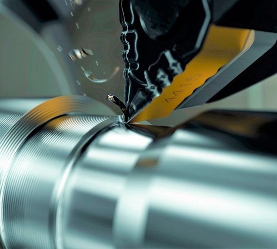 Wo „gehobelt“ wird, fallen Späne. Im übertragenen Sinn leidet auch die Zerspanerzunft an den Auswirkungen von Corona. Entweder hat man zu wenig, oder zu viel zu tun. Sandvik Coromant zeigt, wie man beim Drehen flexibel bleibt.(Bild:  Sandvik Coromant)