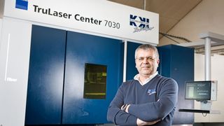 Jörg Köpfle, Geschäftsführer der KKI GmbH, vor seinem produktionssteigernden Neuzugang: Der Trulaser Center 7030 von Trumpf. Die spart dem Blechteilehersteller jetzt viel Zeit und Probleme... (T. Gerber / fotogloria)