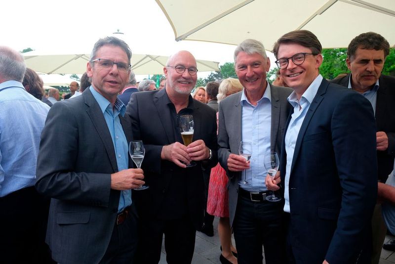Ziehen an einem Strang: (v. li.) Stefan Zügner, Werner Degen (beide Vogel Communications Group), Rüdiger Semper (TAK) und Matthias Bauer, Vorsitzender der Geschäftsführung der Vogel Communications Group. (Zietz/»kfz-betrieb«)