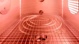«Aurora-Plasma» aktiviert die Innen- und Aussenflächen aufgewickelter Katheter homogen – selbst bei Innendurchmessern bis 0,3 mm. (Bild: Plasmatreat GmbH)