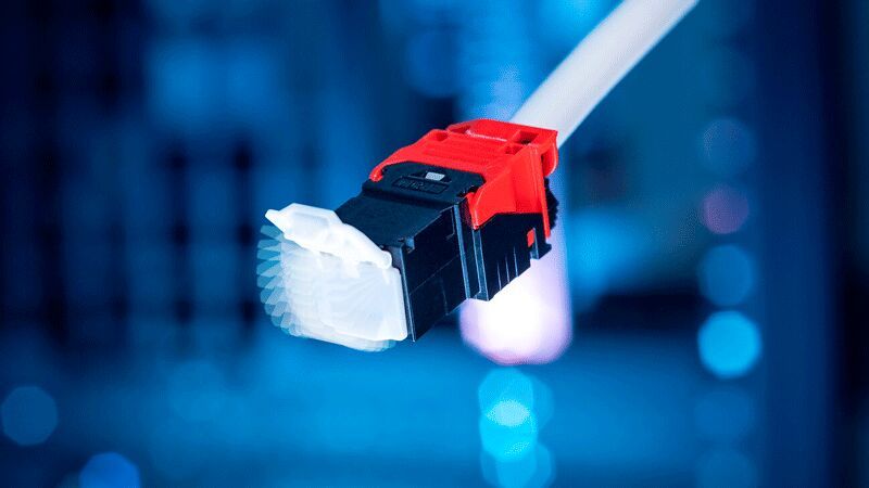 Die modernisierten RJ45-Module von R&M: Bei Betätigung mit einem Finger flippt die Staubschutzklappe zwischen offener und geschlossener Endposition. Somit ist eine Einhandbetätigung des Anschlusses sichergestellt. (Bild: R&M (Reichle & De-Massari AG))