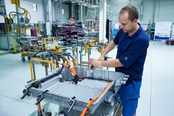 Elektro-Komponenten-Fertigung in Dingolfing für Plug-in-Hybridfahrzeuge.  (BMW)