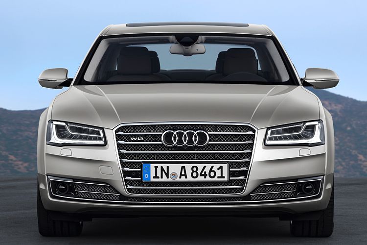 Die Motorhaube hat nun zwei Sicken, die den frontalen Auftritt markanter erscheinen lassen. (Foto: Audi)