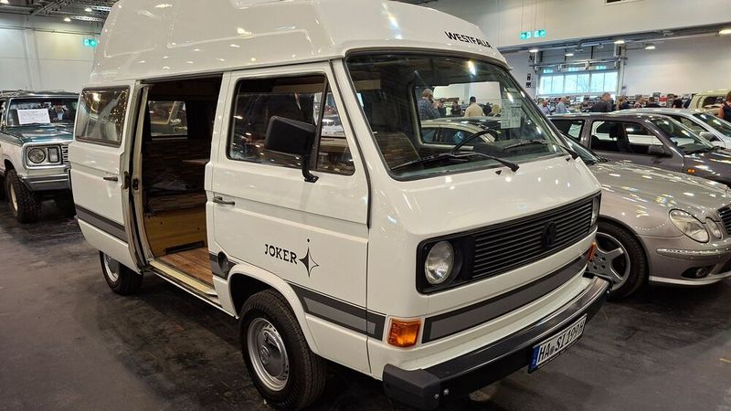 Eigentlich quasi unbezahlbar sind alte VW-Busse, gerade wenn es sich um (originale) Wohnmobile handelt. Dass dieser nur 20.990 Euro VB kosten sollte, lag an der Motorkühlung: Das 2,0-Liter-Aggregat wird noch (unpopulär) mit Luft temperiert. (Bild: Dominsky – VCG)