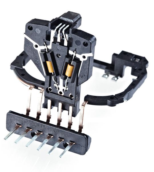 Hybride Fertigungsmethoden liefern günstigere, funktionsintegrierte Bauteile, wie etwa diesen sensorbestückten Träger für den Einsatz in Einspritzanlagen von Benzin- und Dieselmotoren, der mittels Reel-to-Reel-Verfahren bei der Kummer GmbH gefertigt wird. (Bild: Kummer)