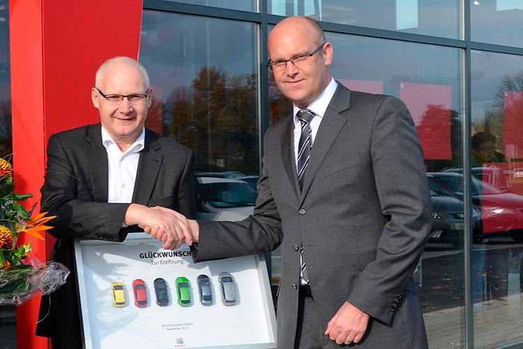 Seat-Regionalleiter Thomas Djuren (re.) gratuliert Heinz Krälemann zum Neubau. (Foto: Seat)