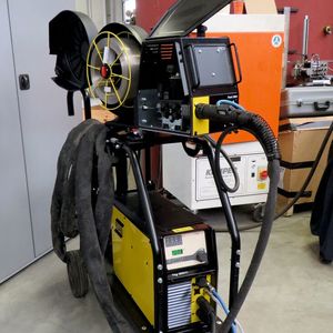 In dieser Mobileinheit befinden sich unter anderem die Spule für den Schweißdraht und das Stromaggregat. (Bild:  Igus)