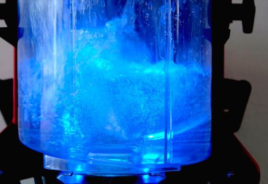 Bei den Blue-Evolution-Dampfsaugsystemen von beam landet aufgesaugte Luft im Wasserfilter und wird dort von UVC-Licht bestrahlt. Bei den Blue-Evolution-Dampfsaugsystemen von beam landet aufgesaugte Luft im Wasserfilter und wird dort von UVC-Licht bestrahlt.