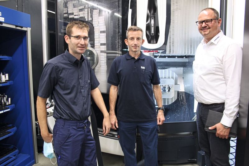 Arbeiten erfolgreich zusammen (v. l.): Timo Seyb, Einrichter und Bediener am neuen 5-Achs-CNC-BAZ mit Paletten-Magazin und Handlingsystem, Martin Bulling, Application Technology Manufacturing, beide von Dürr Systems, und Frank Scheurer, Vertriebstechniker Deutschland Süd bei Gressel. (Bild: Gressel AG)