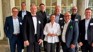 Dr. Thomas Bürger (Weidmüller Interface), Thomas Fechner (Bosch Rexroth), Gerd Hoppe (Beckhoff Automation), Mathias Wolpiansky (Rose Systemtechnik), Jessica Bethune (Schneider Electric), Volker Glöckle (Sick), Dr. Ulrich Viethen (Murrelektronik), Dr. Tobias Frank (Phoenix Contact) und Rolf Heinsohn (Siemens) (v.l.) (Bild: VDMA)
