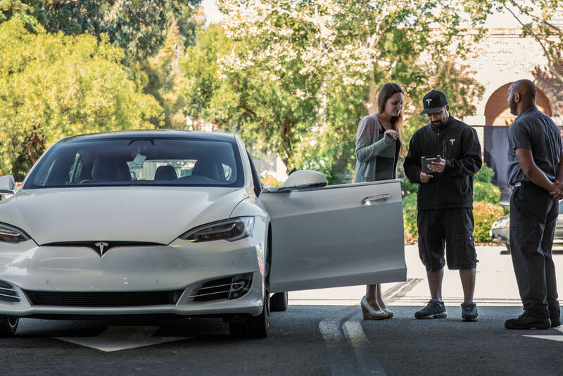 Kunden können im Voraus vom Auto aus Werkstatttermine buchen, der „Check-in“ soll dann weitestgehend automatisch funktionieren. (Tesla)