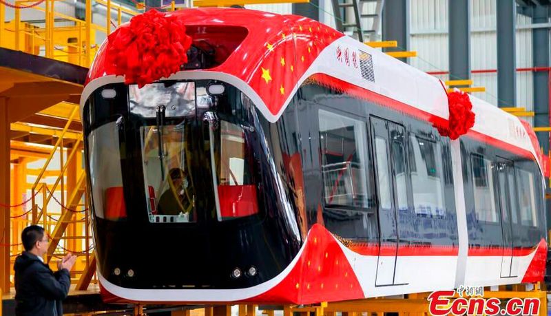 Eine erste Ausgabe des neuen Skytrains ist am 14. Dezember 2021 erstmals in Wuhan in der chinesischen Zentralprovinz Hubei vom Montageband gerollt. Eine erste Ausgabe des neuen Skytrains ist am 14. Dezember 2021 erstmals in Wuhan in der chinesischen Zentralprovinz Hubei vom Montageband gerollt.