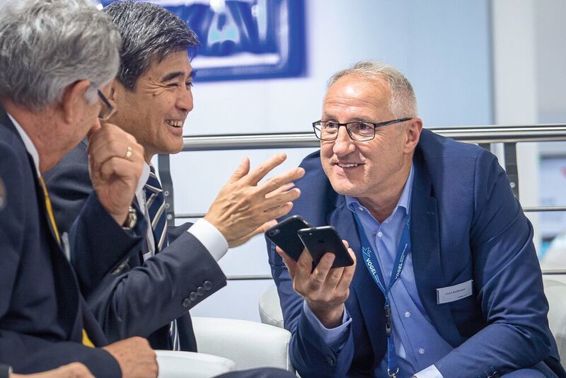 Yokogawas Präsident und CEO Takashi Nishijima (Bildmitte) im Gespräch mit PROCESS-Chefredakteur Gerd Kielburger (rechts): „Unsere OpreX Profit-driven Operation Solution soll helfen das Gleichgewicht zwischen widersprüchlichen Zielen zu optimieren und damit die Rentabilität im Unternehmen fördern.“ (Yokogawa)