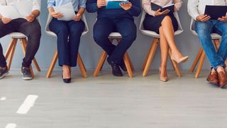 48 Minuten müssen Bürger auf dem Amt durchschnittlich warten (© studioroman via Canva.com)