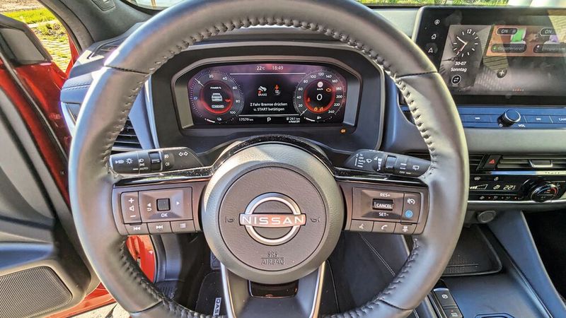 Zum Glück sind asiatische Autobauer beim Bedienungskonzept eher konservativ unterwegs. Heißt: Für vieles bzw. alles gibt es noch richtige Knöpfe und Schalter und man muss nicht im 25. Untermenü die gewünschte Funktion mithilfe des Zentralbildschirms suchen. So auch beim Nissan Qashqai. Einzige Ausnahme ist die Sitz-Massagefunktion, die man über besagten „Zentralrechner“ steuert – aber das sei verziehen. Nicht ganz so gut ist die Anzahl und Größe von Ablagen und Fächern: Hier ginge mehr und größer. (Bild: Dominsky – VCG)