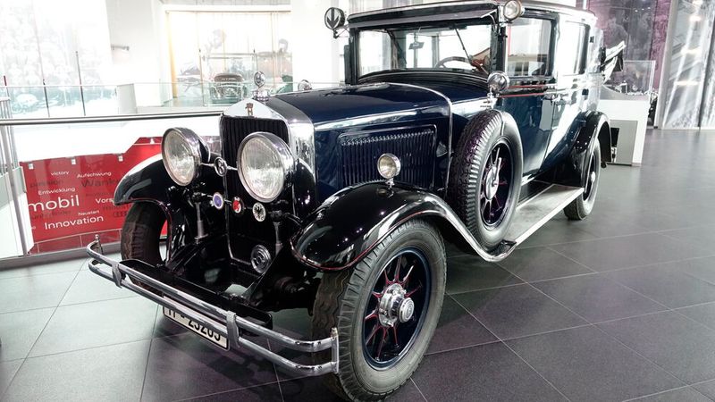 Der Horch 8 ist eine Reihe von Oberklasse-Pkw mit Achtzylinder-Reihenmotoren, die die Horchwerke von 1926 bis 1935 bauten. Der Horch 303 mit 60 PS Leistung war erster Typ der Reihe und Nachfolger des 2,6-Liter-Vierzylinders Horch 10/50 PS (10 M 25).   (Bild: Dominsky – VCG)