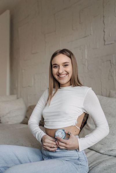 Von der Antike bis ins 19. Jahrhundert wurde Diabetes durch eine Geruchs- oder Geschmacksprobe des Urins diagnostiziert. Diese Methode wurde erst von Laboruntersuchungen, dann von Messgeräten in Radiogröße abgelöst. Heutzutage kann der Blutzuckerspiegel über implantierte Sensoren gemessen werden. (gemeinfrei)