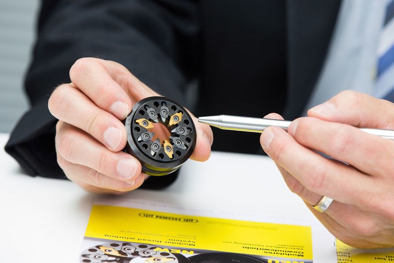 Cinq questions à Christoph Schlaginhaufen sur le thème du 
tourbillonnage. (Image: Paul Horn GmbH)