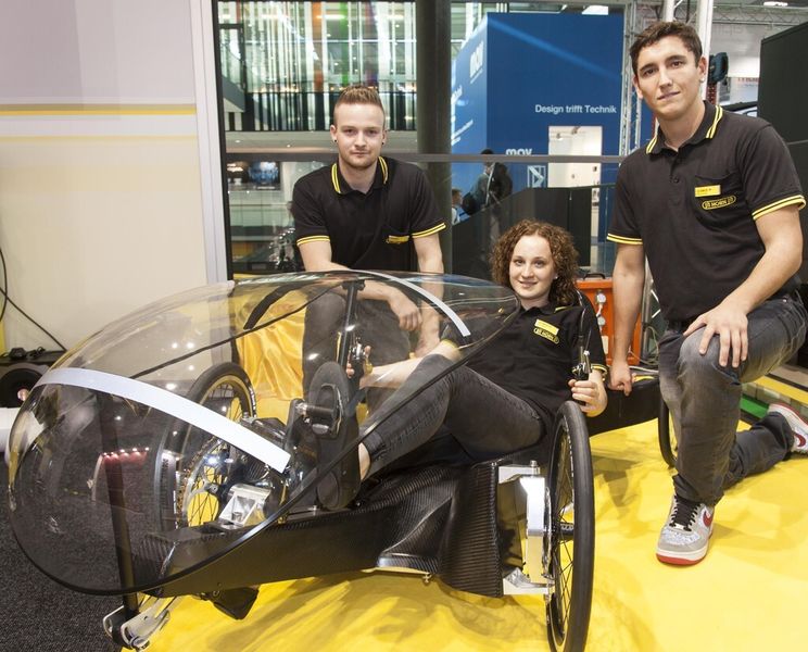 Die „Kompetenz Verbundstoffe“ vermittelt der Präzisionswerkzeugehersteller Paul Horn GmbH bereits seinen Auszubildenden: Im Projekt Pedal Car lernen die Azubis den Umgang mit dem anspruchsvollen Material CFK. Stolz präsentierten die Azubis (v. l. Marc Engelhart, Nadine Maier und Rafael Alemeida ihr Fahrzeug auf der AMB 2014. (Bild: AMB / M. Pyper)