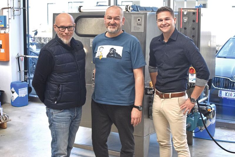 Andreas Parkfrieder, Leiter Erosion und Messtechnik, Sicherheitsvertrauensperson und Brandschutzbeauftragter, und Roland Lattner, Arbeitsvorbereitung bei der Brandt GmbH sowie Daniel Leeb, Vertriebsleiter Oberflächentechnik Zentral- Ost- und Südösterreich der MAP PAMMINGER GMBH (von links) mit der Render WE 115 AM, die neben der zuverlässigen Reinigung für eine angenehmere Arbeitsatmosphäre sorgt. (Bild: Peter Kemptner)