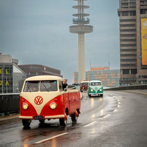 75 Fahrzeuge fuhren vom VW-Nutzfahrzeuge-Werk in Stöcken zum Messegelände in Hannover.(Bild:  Volkswagen Nutzfahrzeuge)