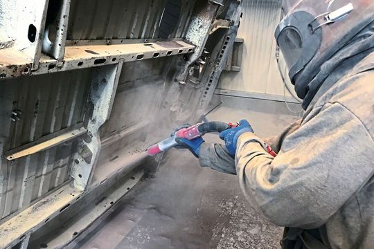 Mit Korund geht es Altlack und Oberflächenrost gleichermaßen an den Kragen. Mit Korund geht es Altlack und Oberflächenrost gleichermaßen an den Kragen.
