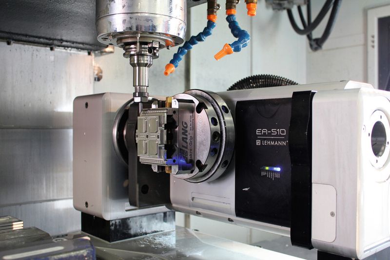 Macht aus einem dreiachsigen Bearbeitungszentrum eine produktive 5-Achs-Maschine: der Zweiachsen-Drehtisch des Typs T1-510520.RR varioX von PL Lehmann. (Bild: pL Lehmann)