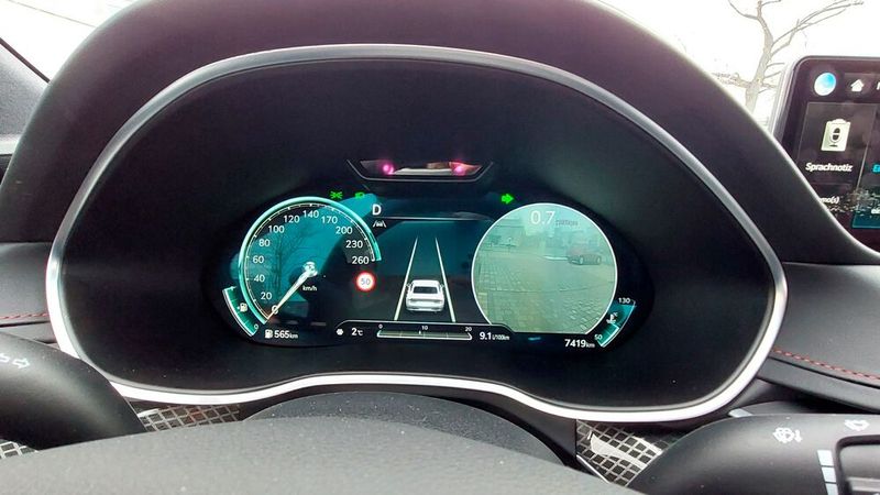 Die Assistenzsysteme und das Cockpit: Aktive Assistenzsysteme gibt es im Genesis G80 in Hülle und Fülle – vom Spurfolgeassistenten über einen Querverkehrswarner hinten mit Bremseingriff bis hin zu einem Autobahnassistenten. Ebenfalls praktisch: Betätigt man den Blinker, wird der tote Winkel per Kamera ins digitale Display eingeblendet. Letzteres lässt sich individuell konfigurieren. So lassen sich die wichtigsten Anzeigen wahlweise ein- oder dreidimensional anzeigen. Dank Head-up-Display muss der Fahrer den Blick dabei nicht unbedingt von der Straße nehmen. (Bild: Mauritz – »kfz-betrieb«)
