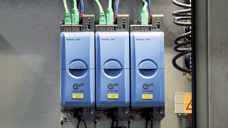 Die Frequenzumrichter sollten auch ins Ethernet eingebunden werden, um den Einsatz von Fernwartungstools und ähnliche Anwendungen zu ermöglichen. (Bild: Nord Drivesystems)